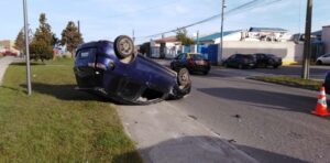 Conductor lesionado en colisión con volcamiento