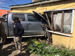 (Video) Chofer sin licencia terminó incrustado en galpón tras colisión
