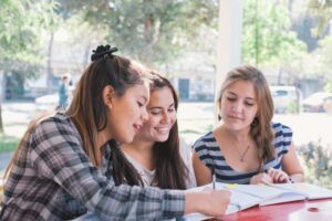 Mañana es el último día para postular a gratuidad y becas