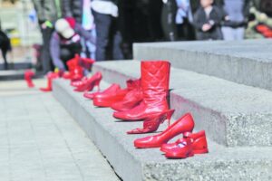 Zapatos Rojos: intervención urbana  deslumbró a transeúntes en Plaza de Armas