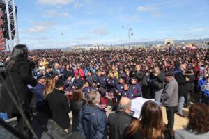 Coro de 5 mil estudiantes emocionó en “Voces de Cara al Estrecho”