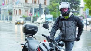 Boric fue multado por conducir sin lentes ni documentos