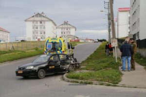Cuatro lesionados dejó colisión en Barrio Sur de Punta Arenas
