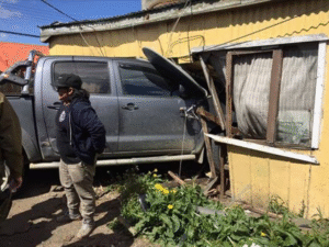 Millonarios daños dejó colisión con posterior choque en vivienda del Barrio 