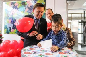 Niños inician con ilusión el envío de cartas al Viejito Pascuero