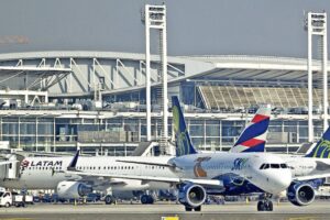 Las propuestas de nombre del Aeropuerto de Santiago que han generado polémica