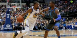 Captan a Kevin Durant insultando a un hincha rival en la NBA
