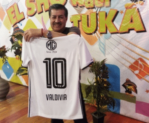 Camiseta de Jorge Valdivia y firmada por plantel de Colo Colo será subastada para las Jornadas
