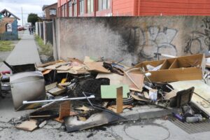 Quema de basura y escombros casi  termina incendiando al Liceo Politécnico