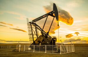 Petróleo cae a menor nivel del año y anticipa baja inflación en 2018