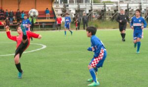 Joven futbolista quedó en la UCI del Hospital Clínico luego de una caída en pleno partido de fútbol