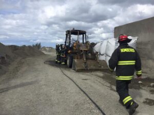 Incendio destruyó por completo una retroexcavadora