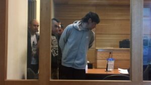 Trío de reincidentes fueron detenidos por  violenta golpiza en el piso a carabinera