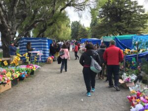 Puestos al exterior del Cementerio  Municipal se quejaron por caída de ventas