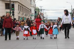 Más de 1.600 estudiantes de cuatro colegios participaron en el desfile dominical