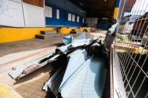 Ráfagas de viento hacen evidente la necesidad de reparar el ex hospital regional
