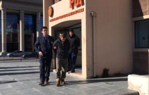 Tripulantes fueron detenidos tras robar especies desde un vehículo