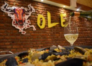 Olé: Descubre el nuevo restaurante de Punta Arenas que “la rompe” en plaza de armas