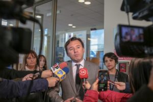 Alcalde Radonich interpuso tres querellas por robos a colegios y centro de salud
