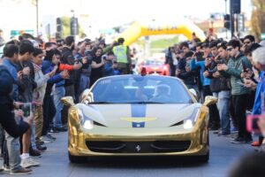 Masiva largada de Ferraris en apoyo a las Jornadas