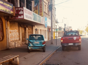 Conductor choca auto estacionado y  se da a la fuga dejando graves daños