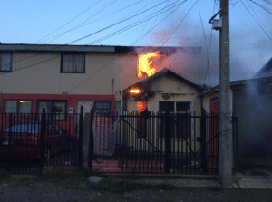 Al menos 10 damnificados y tres casas destruidas dejó incendio en Loteo del Mar