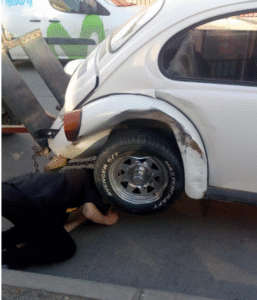 Conductor salvó milagrosamente de volcar tras accidente en Avenida Costanera