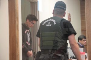 Detienen a conductor ebrio que sin licencia volcó y provocó amputación del dedo de su acompañante