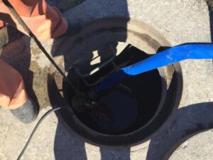 Detectan residuos contaminantes en sumideros públicos