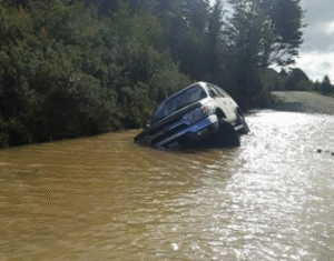 Conductor tuvo que ser rescatado tras caer a foso en Tierra del Fuego