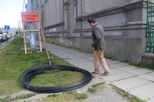 Cables botados en las calles de Punta Arenas preocupan a ciudadanos y autoridades