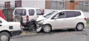 Increíble: le robaron el auto, lo chocaron y terminó  botado en la Maestranza