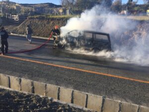 Familia salva milagrosamente luego de incendio que consumió su auto