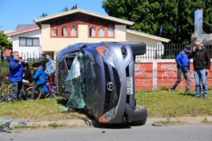 Conductor quedó lesionado en choque con volcamiento