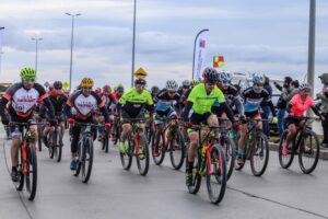 El público fue protagonista al acompañar a los ciclistas en la Corrida de los Barrios