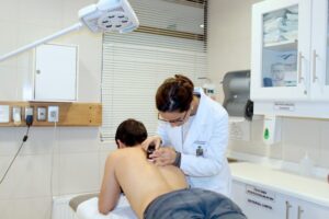 Más de mil pacientes han recibido atención médica en dermatología y venereología