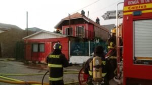 Madre y sus hijos escaparon de milagro  de las llamas que destruyeron su vivienda