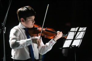 Jóvenes del taller de violín, flauta traversa y música de cámara mostraron lo aprendido durante el año en una brillante presentación