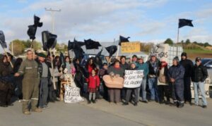 Residentes de camino al Andino continúan sin electricidad