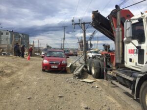(Galería) Camión derribó poste de mediana tensión y provocó prolongado corte eléctrico