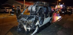 Incendiaron furgón frente a la casa de  su dueño