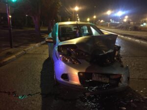 Conductor ebrio y sin licencia de conducir protagonizó colisión de madrugada