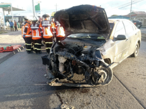 Accidente entre taxis dejó tres lesionados