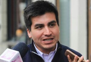 Nicolás Cogler fija su posición sobre Ley Migratoria y arremete contra exgobernadora de Magallanes