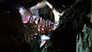 Tragedia tras caída de una pared que dejó 15 muertos en medio de un matrimonio