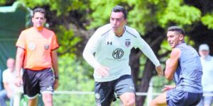 Colo Colo goleó a un débil rival en el  estreno del “Comandante” en la banca alba