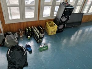 Cámaras captaron a delincuentes robando al interior de un local en Porvenir