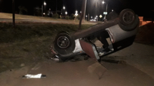 (Galería) Conductor ebrio se fugó luego de volcar su vehículo en ramplas de skater y bikers