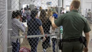 EE.UU. admite haber separado a más niños de sus padres de los informados