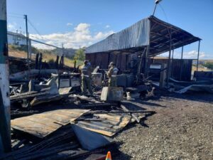 Pérdidas millonarias dejó incendio que arrasó con galpones, autos y maquinaria